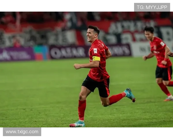 成都足球队在城市联赛中的默契配合与战术分析探讨